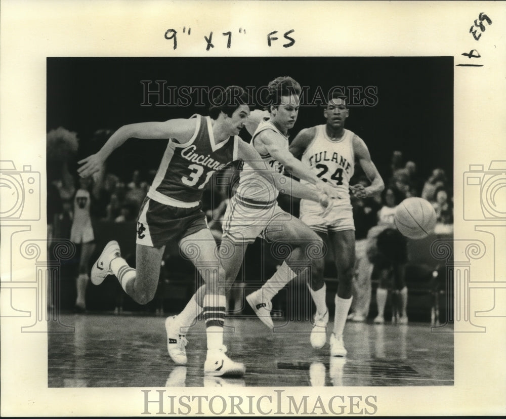 1977 Press Photo Tulane&#39;s Jack Fletcher defense play against Cincinnati&#39;s play.