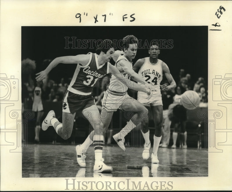 Load image into Gallery viewer, 1977 Press Photo Tulane's Jack Fletcher defense play against Cincinnati's play.

