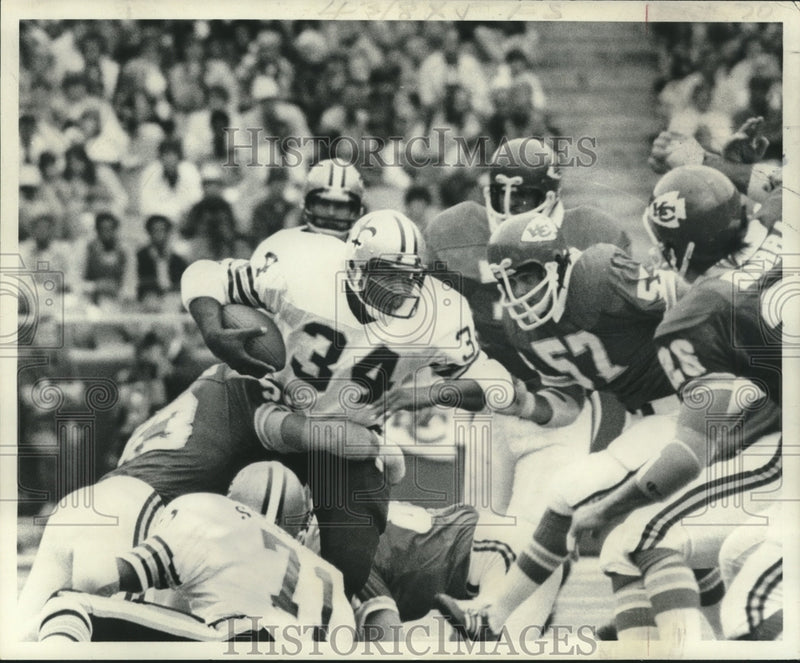 Load image into Gallery viewer, 1976 Press Photo Saints' #34, Tony Galbreath carrying the football. - nox19687
