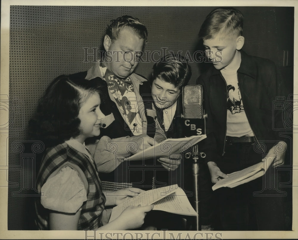 1952 Press Photo Comedian Frank Fontaine with three of his children, rehearsing