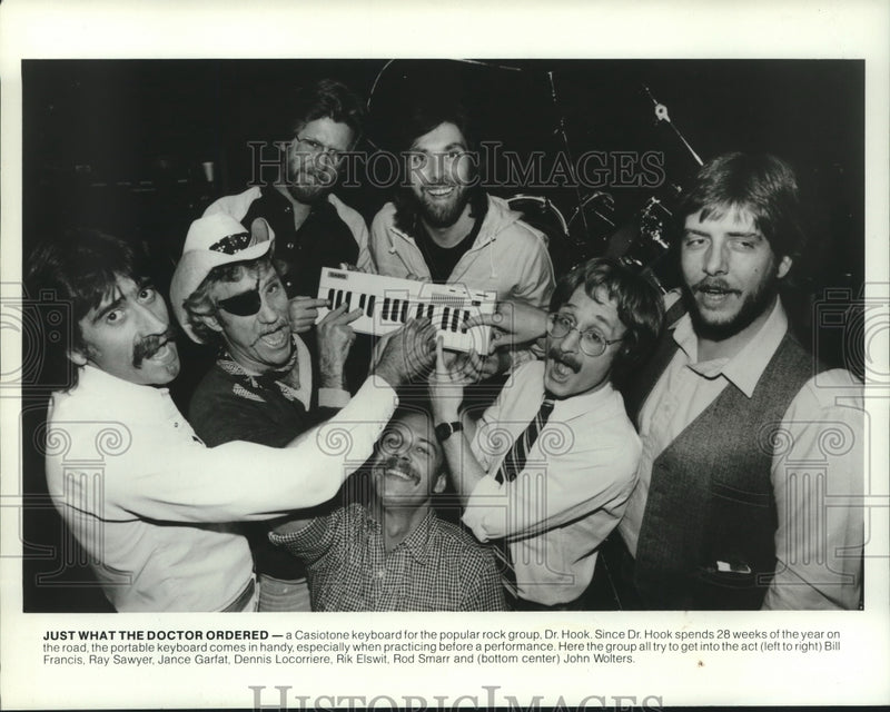 Load image into Gallery viewer, 1982 Press Photo Dr. Hook uses Casiotone keyboard during practice sessions.
