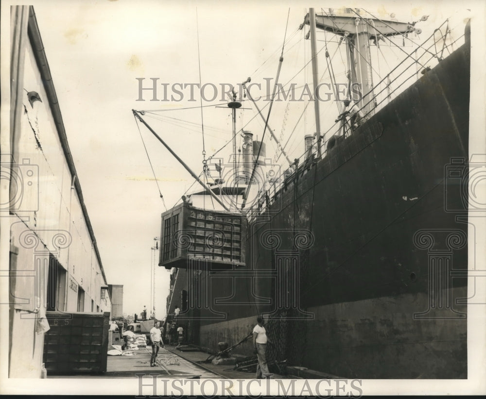 1961 Press Photo Workers loading SS Del Alba docked at Poydras Street Wharf.- Historic Images