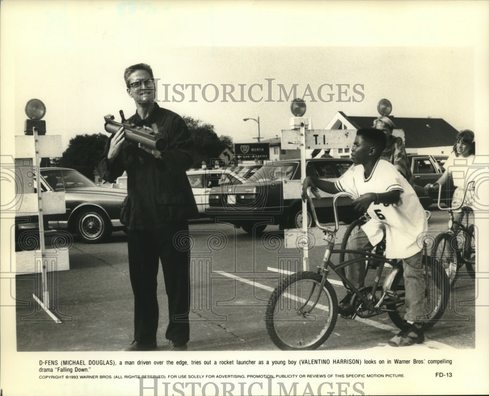 1993 Press Photo Michael Douglas & Valentiono Harrison star in "Falling Down."