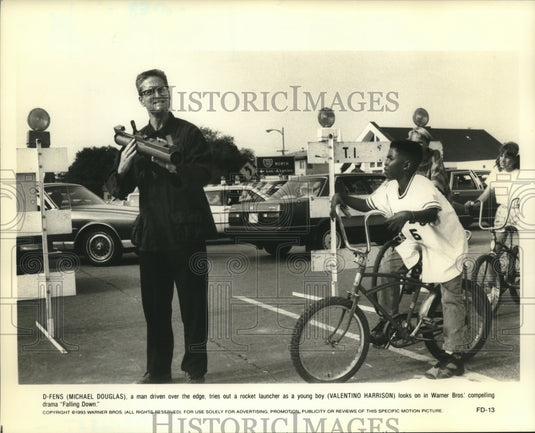 1993 Press Photo Michael Douglas & Valentiono Harrison star in "Falling Down."