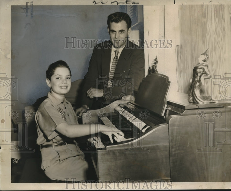 Load image into Gallery viewer, 1955 Press Photo Organist Glenn Derringer at New Orleans Recital - nox20021
