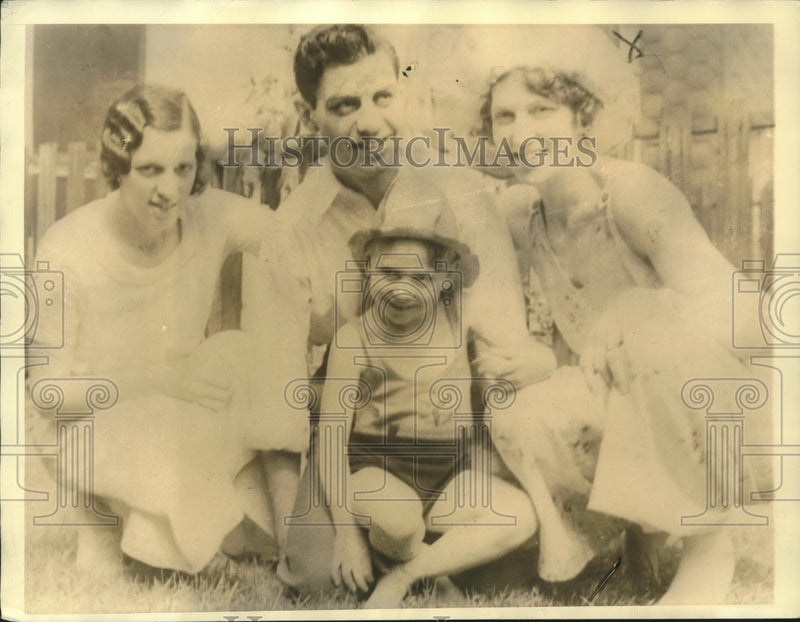 Load image into Gallery viewer, 1935 Press Photo Murder Victim Ervin Lang with Family, Chicago - nox20072
