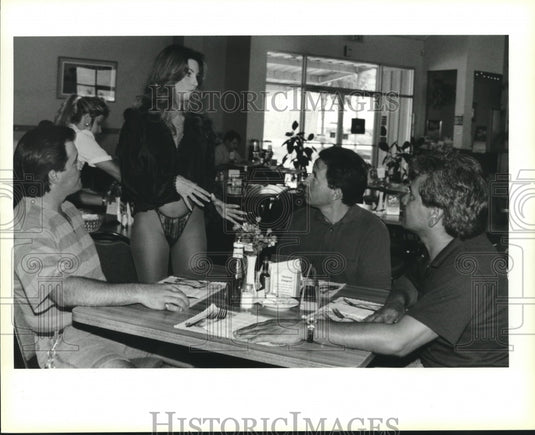 1994 Press Photo Customers during Lingerie Show at the Double Rigger Restaurant