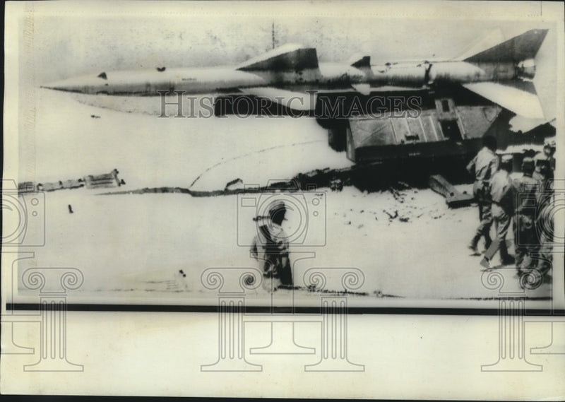 Load image into Gallery viewer, 1967 Press Photo Israeli soldiers inspect Russian missile at Sinai Desert, Egypt
