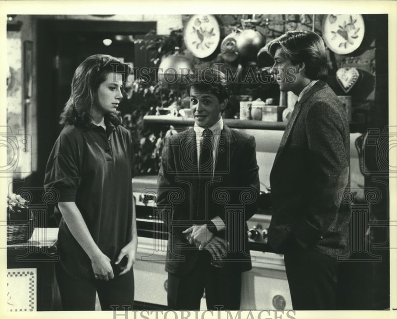 Load image into Gallery viewer, 1987 Press Photo Alex Keaton, Michael J. Fox, Justine Bateman in "Family Ties"

