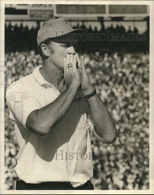 1970 Press Photo New Orleans Saints' Coach Tom Fears calls out plays at game