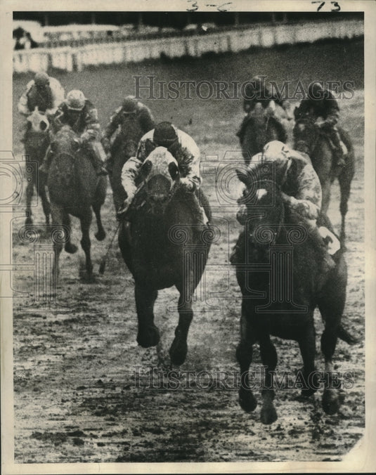 1970 Press Photo Kay Emy approaching end of horse race at Fair Grounds Oaks.