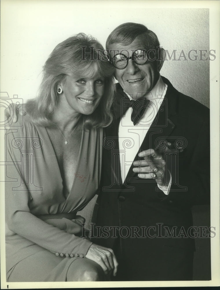 Load image into Gallery viewer, 1982 Press Photo George Burns &amp; Linda Evans in George Burns comedy special, NBC
