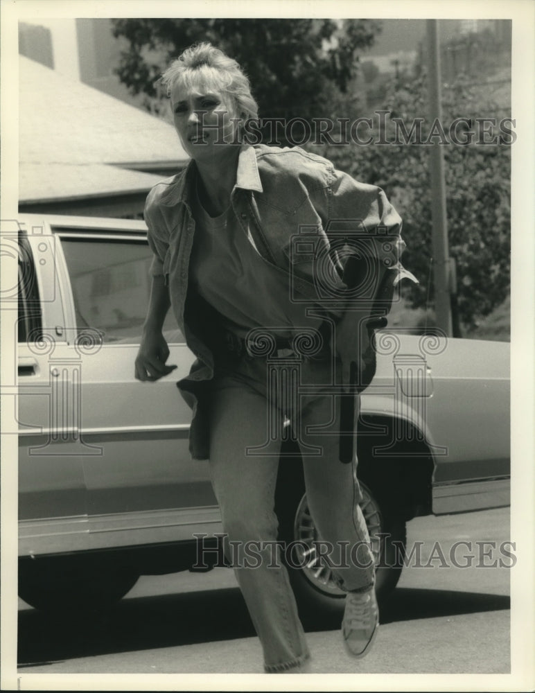 1990 Press Photo Darlanne Fluegel stars in "The Incident" episode of "Hunter."