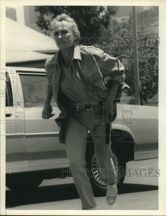 1990 Press Photo Darlanne Fluegel stars in "The Incident" episode of "Hunter."