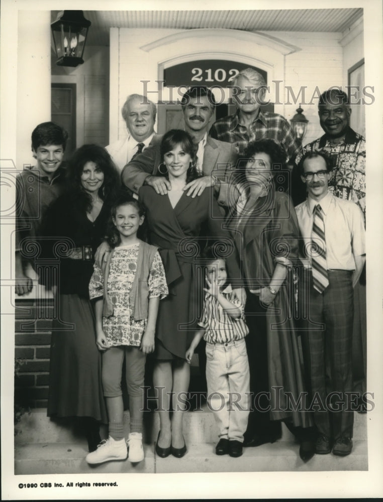 Load image into Gallery viewer, 1990 Press Photo Burt Reynolds &amp; other cast members of "Evening Shade," on CBS
