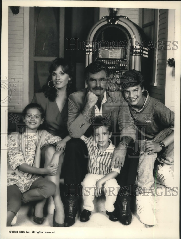 1990 Press Photo Burt Reynolds & other cast of "Evening Shade," on CBS-TV