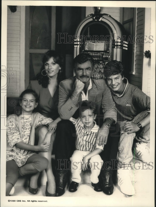 1990 Press Photo Burt Reynolds & other cast of "Evening Shade," on CBS-TV
