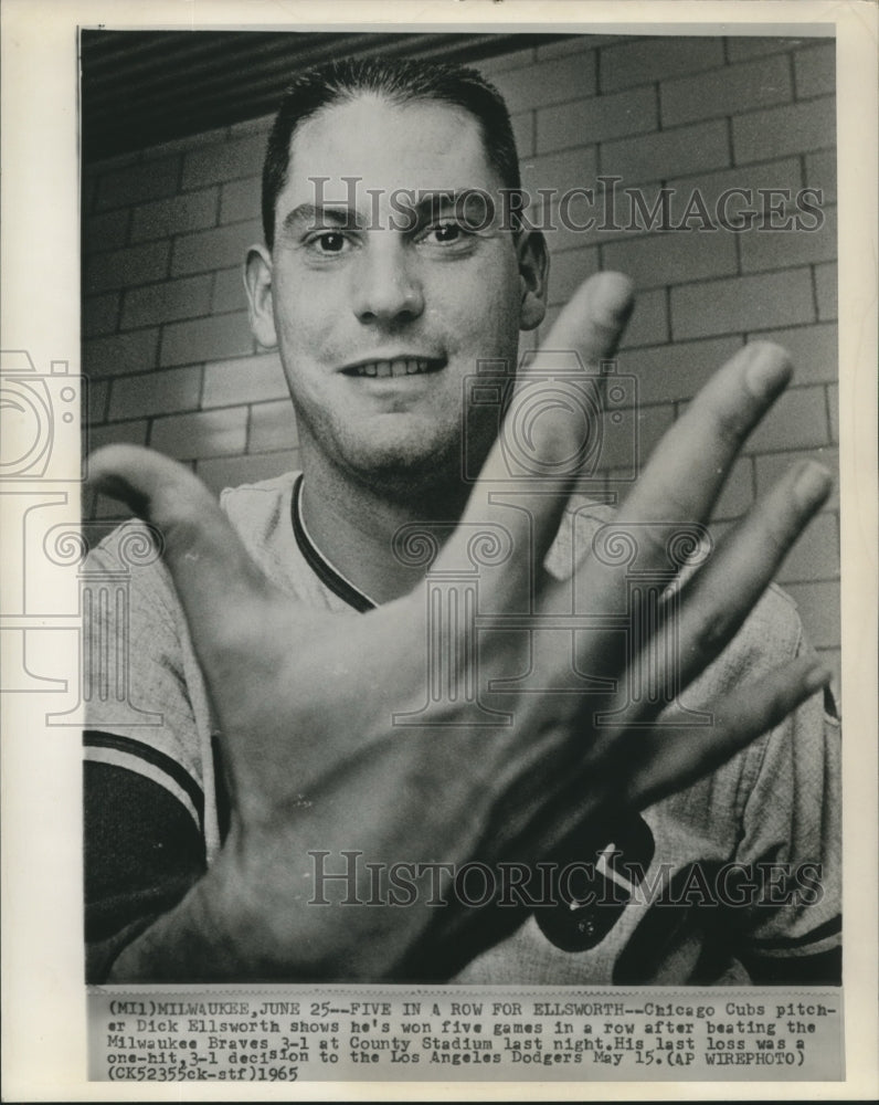Load image into Gallery viewer, 1965 Press Photo Chicago Cubs pitcher Dick Ellsworth shows 5 wins in row

