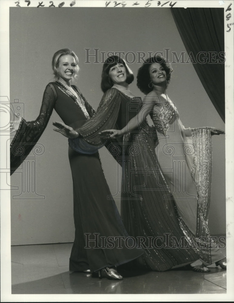 Load image into Gallery viewer, 1977 Press Photo Ellen Foley, Mimi Kennedy &amp; Debbie Allen in "3 Girls 3" on NBC
