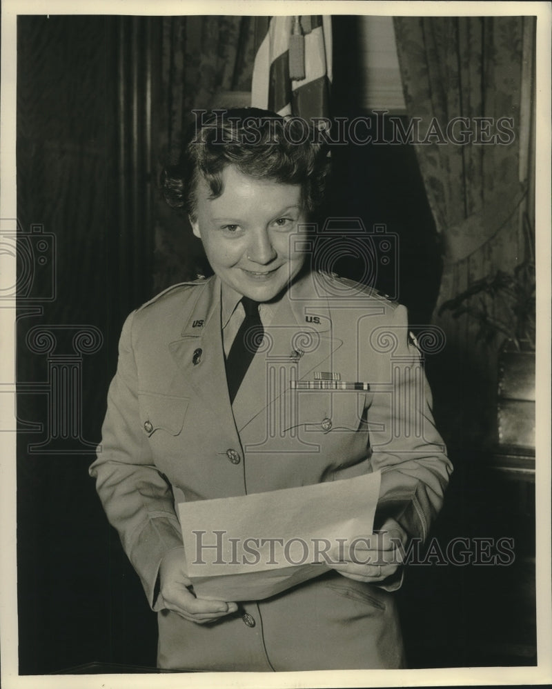 Load image into Gallery viewer, 1951 Press Photo Captain Rita Fraley receives WAC-Week Proclamation - nox20679
