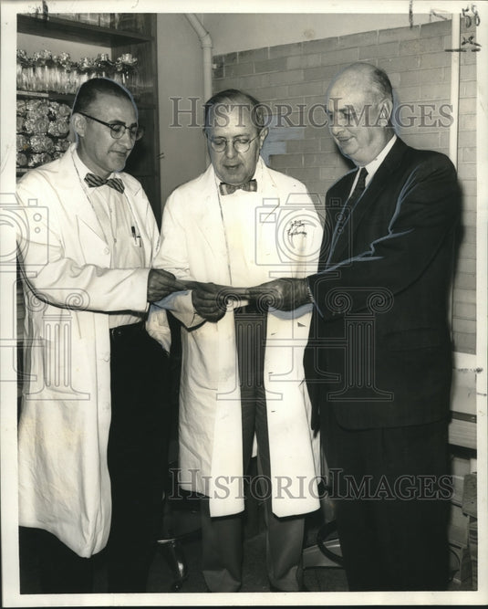 1958 Press Photo Drs. John Fox & Kloepfer receive Polio research grants