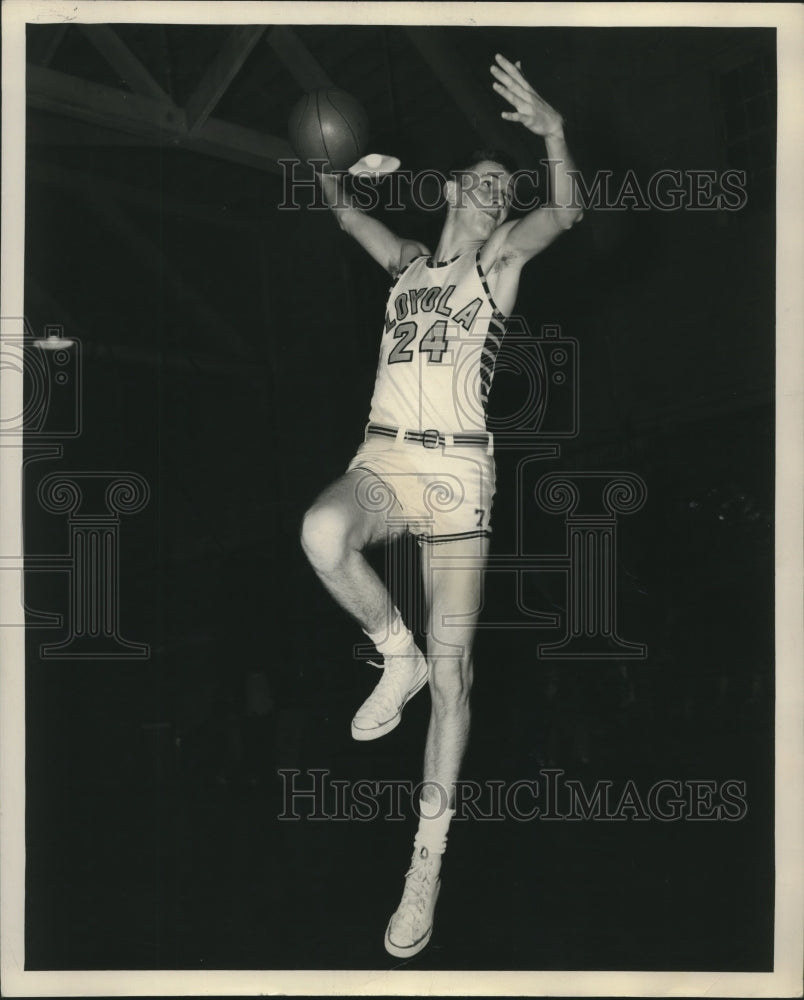 Press Photo Eddie Galvin, #24 center for Loyola - nox20876- Historic Images