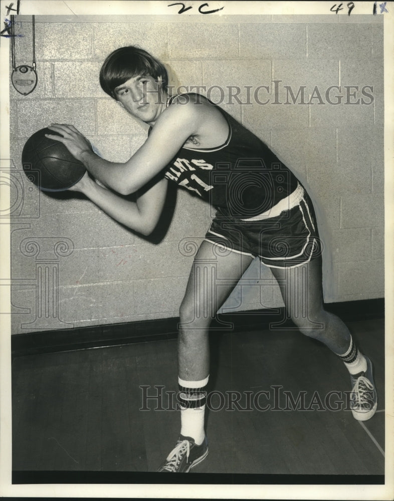 Load image into Gallery viewer, 1972 Press Photo Chip Garrard, basketball player for St. Martin's - nox20882
