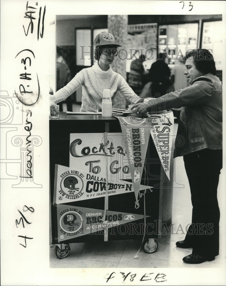 1978 Press Photo Banners and booze sold at Super Bowl game - nox20903- Historic Images