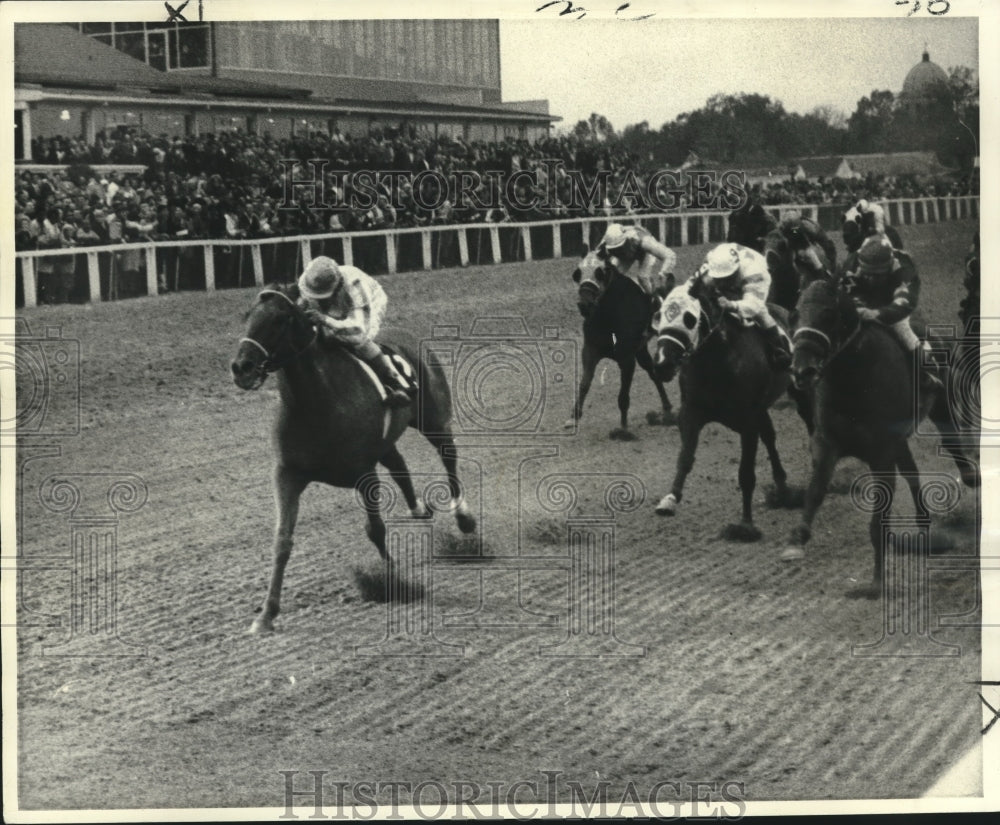 1970 Press Photo Trusty Pro charges to win Thanksgiving Handicap at Fair Grounds