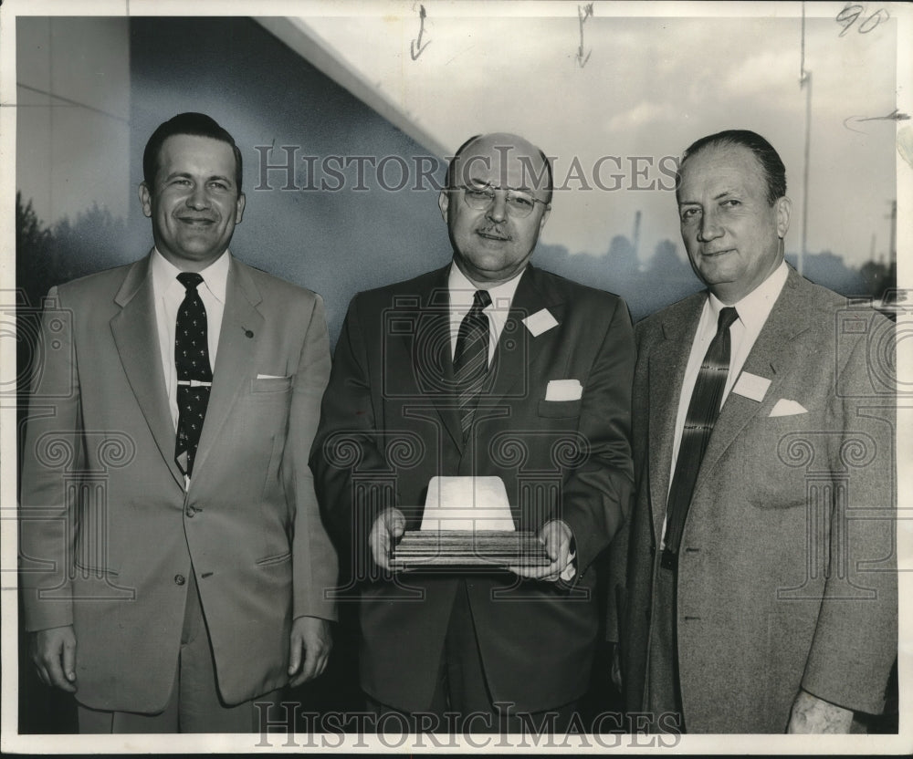 1955 Press Photo Kaiser Aluminum plaque award to R.W. Elsasse, Commerce Chamber- Historic Images