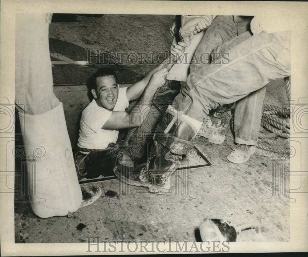 1955 Press Photo Nick Elsensohn helped from Sewerage and Water Board water main