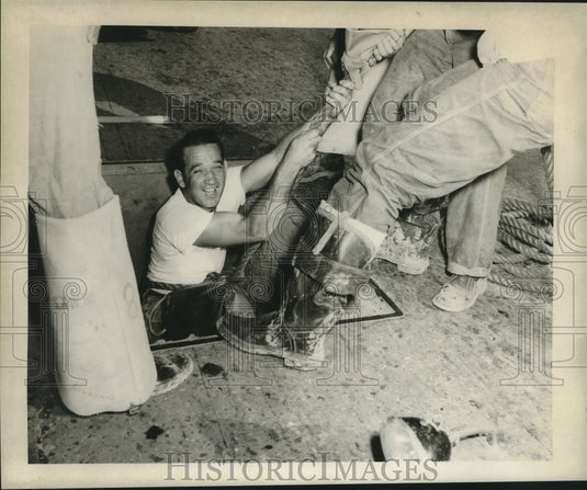 1955 Press Photo Nick Elsensohn helped from Sewerage and Water Board water main