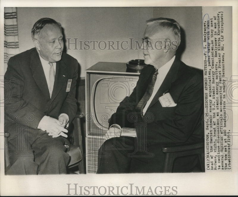 Load image into Gallery viewer, 1959 Press Photo Emelyanov, Soviet Union, &amp; McCone, US, meet at AEC headquarters
