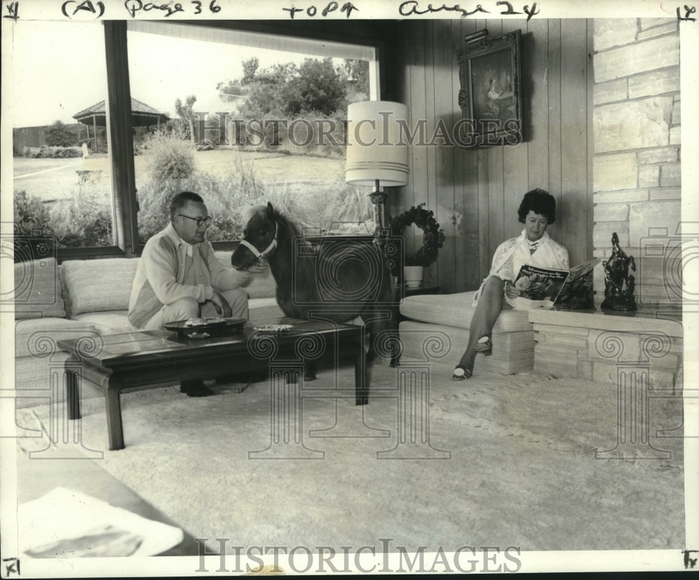 1969 Press Photo Mr. & Mrs. Ray Ely with Bingo in their living room. - nox20997