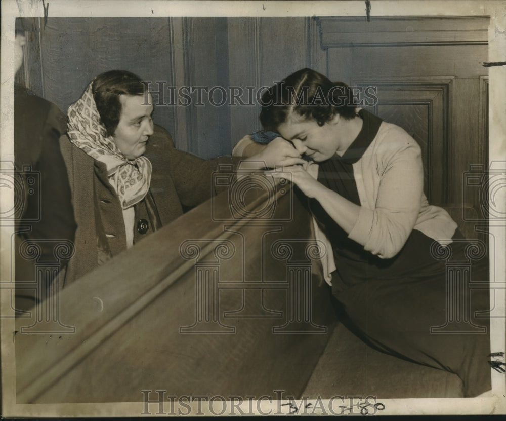 1957 Press Photo Nelmar Ely comforted by her mother Mrs. Ford in criminal court