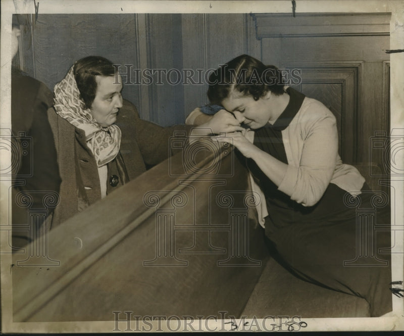 Load image into Gallery viewer, 1957 Press Photo Nelmar Ely comforted by her mother Mrs. Ford in criminal court
