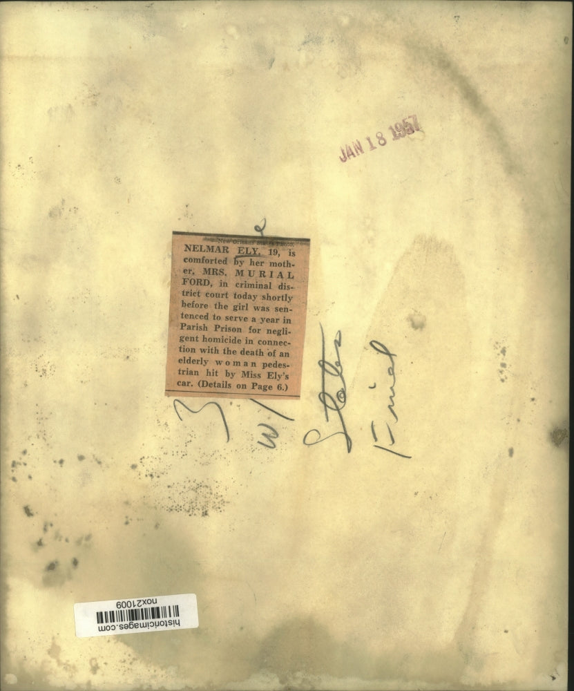 1957 Press Photo Nelmar Ely comforted by her mother Mrs. Ford in criminal court