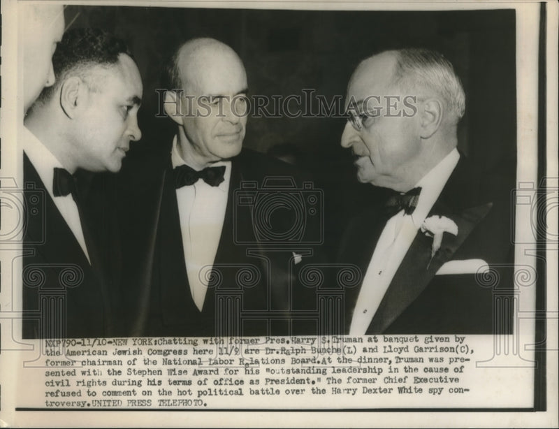 Load image into Gallery viewer, 1953 Press Photo Former President Truman &amp; others chat at a dinner in New York
