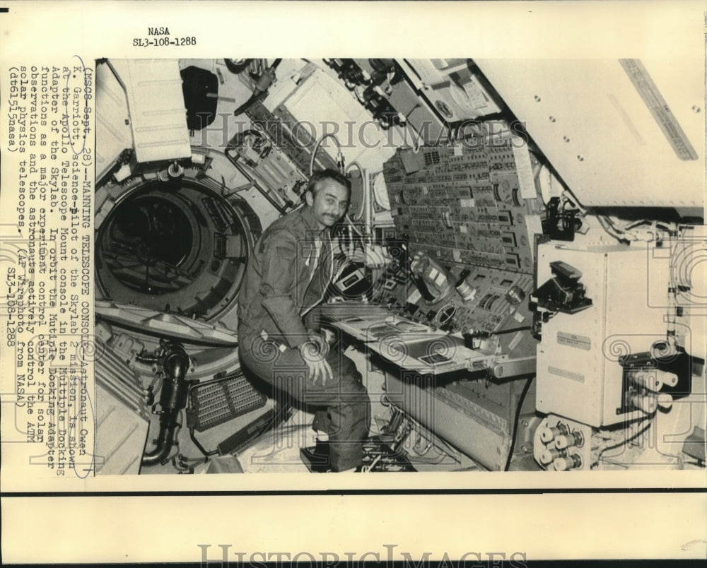 1973 Press Photo Astronaut Garriott manning telescope console of Skylab 2