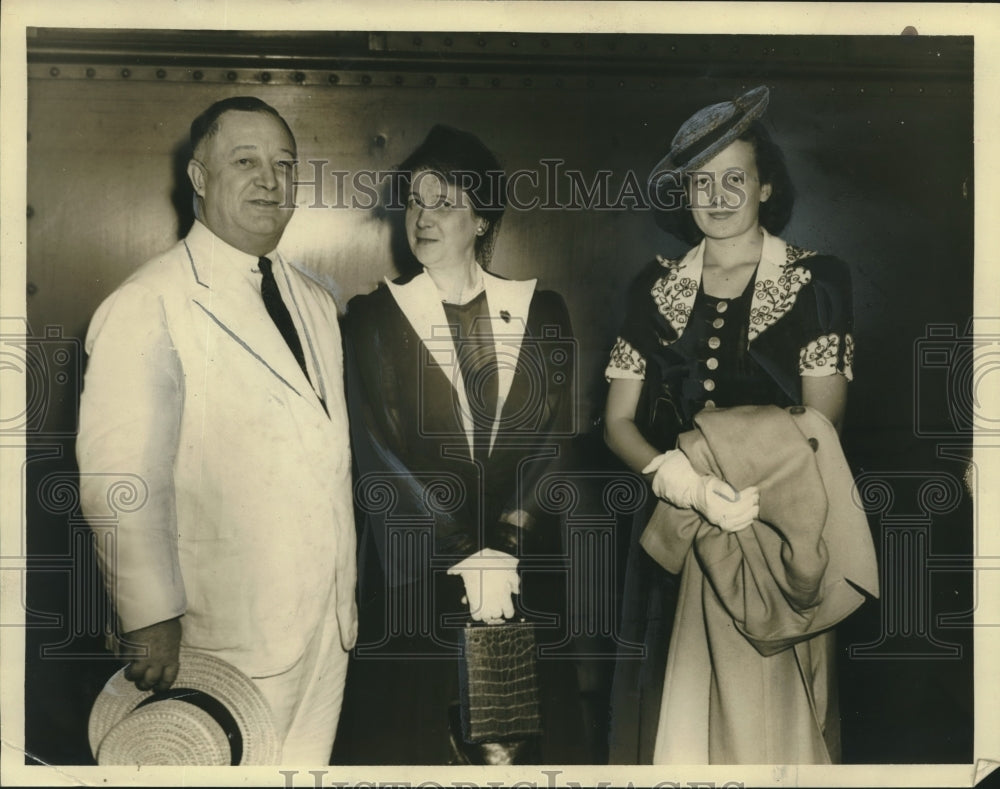 1940 Press Photo W.Prescott Foster with wife &amp; daughter return to New Orleans