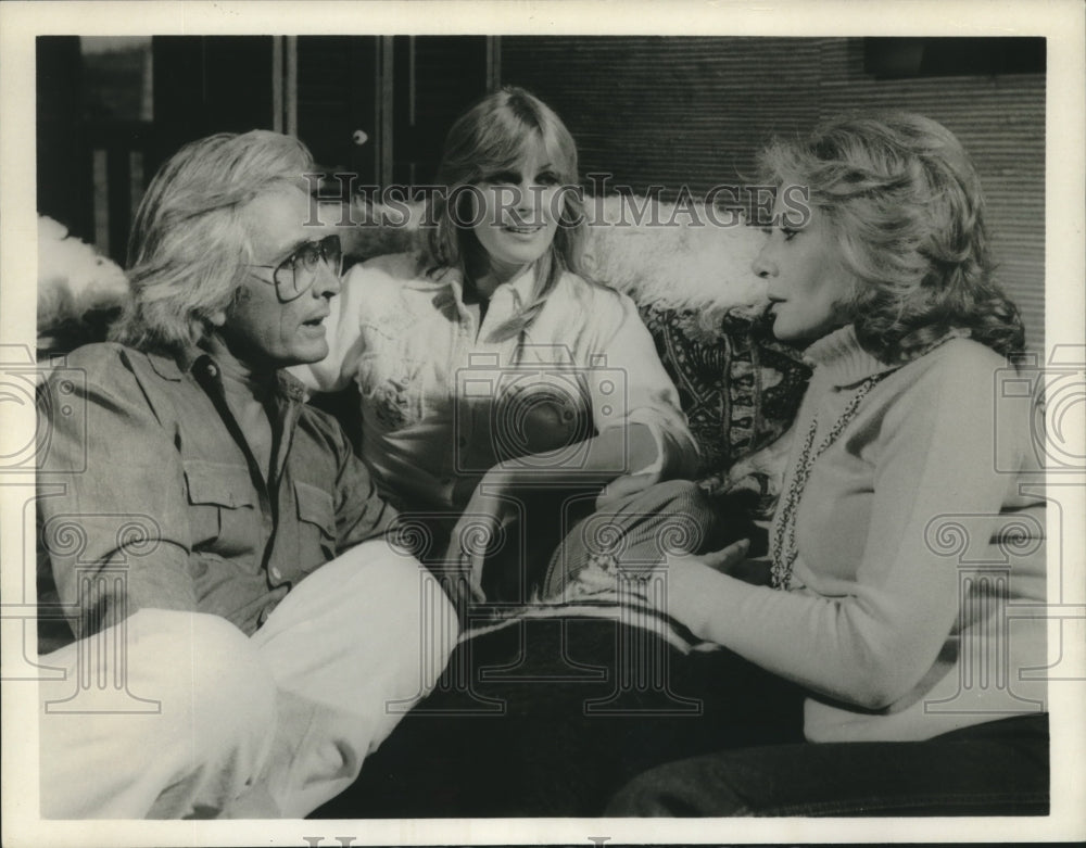 1980 Press Photo Barbara Walters interviews Bo and John Derek in California