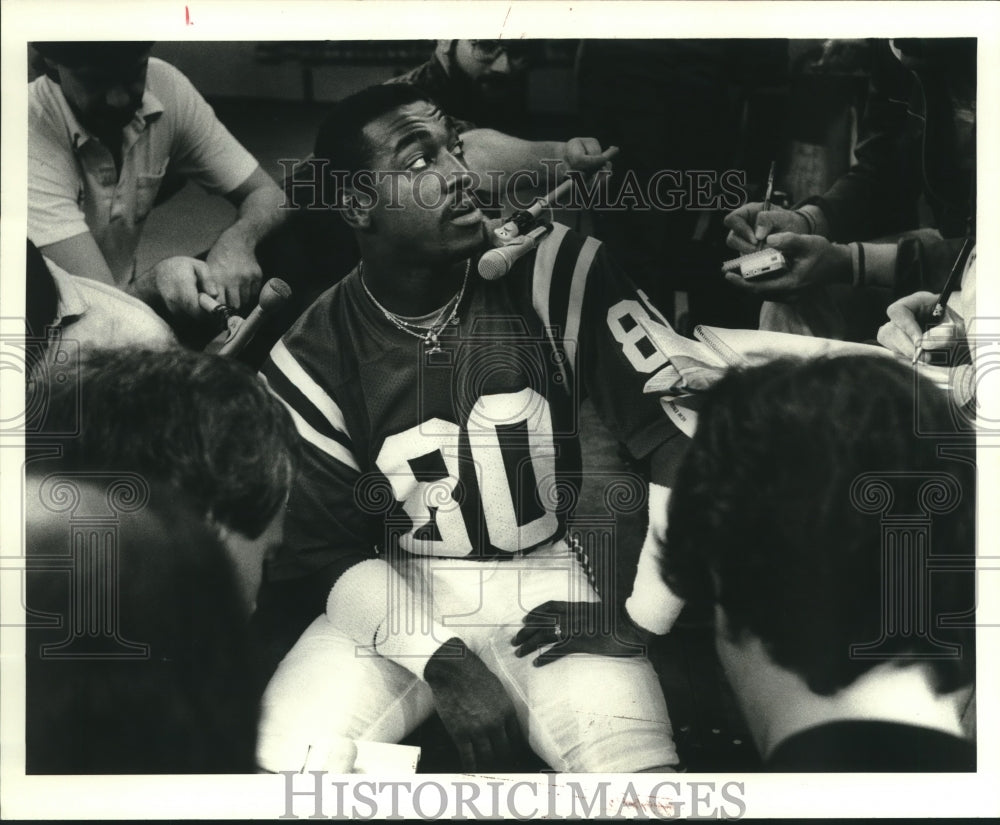 1986 Press Photo New England Patriot&#39;s Irving Fryar with reporters - nox21133- Historic Images