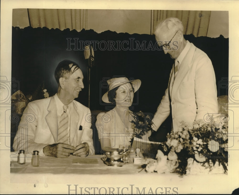 1938 Press Photo Drs. Fletcher & McBryde congratulate Mrs. Fitzgerald at lunch.