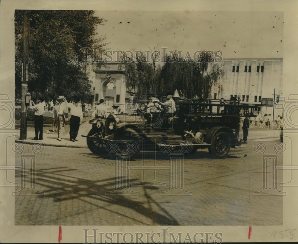 1946 Press Photo Firemen respond to fire alarm test. - nox21147