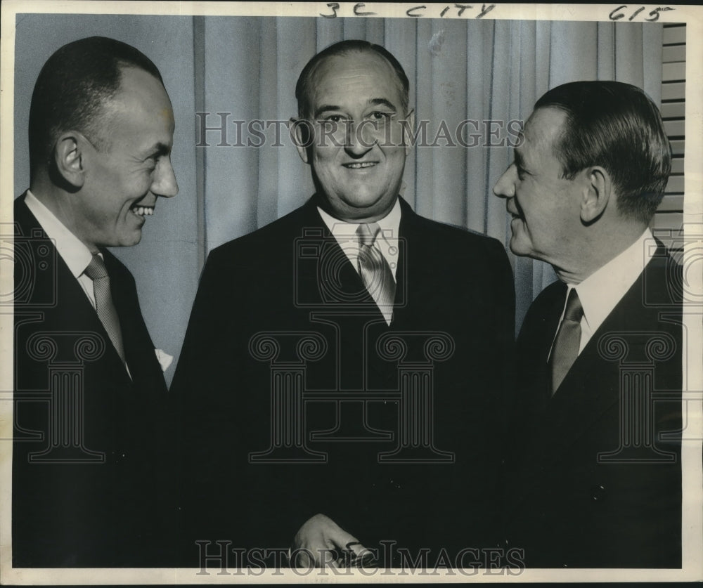 1955 Press Photo W.B. Fox &amp; others at Inter-American Investment Conference in LA