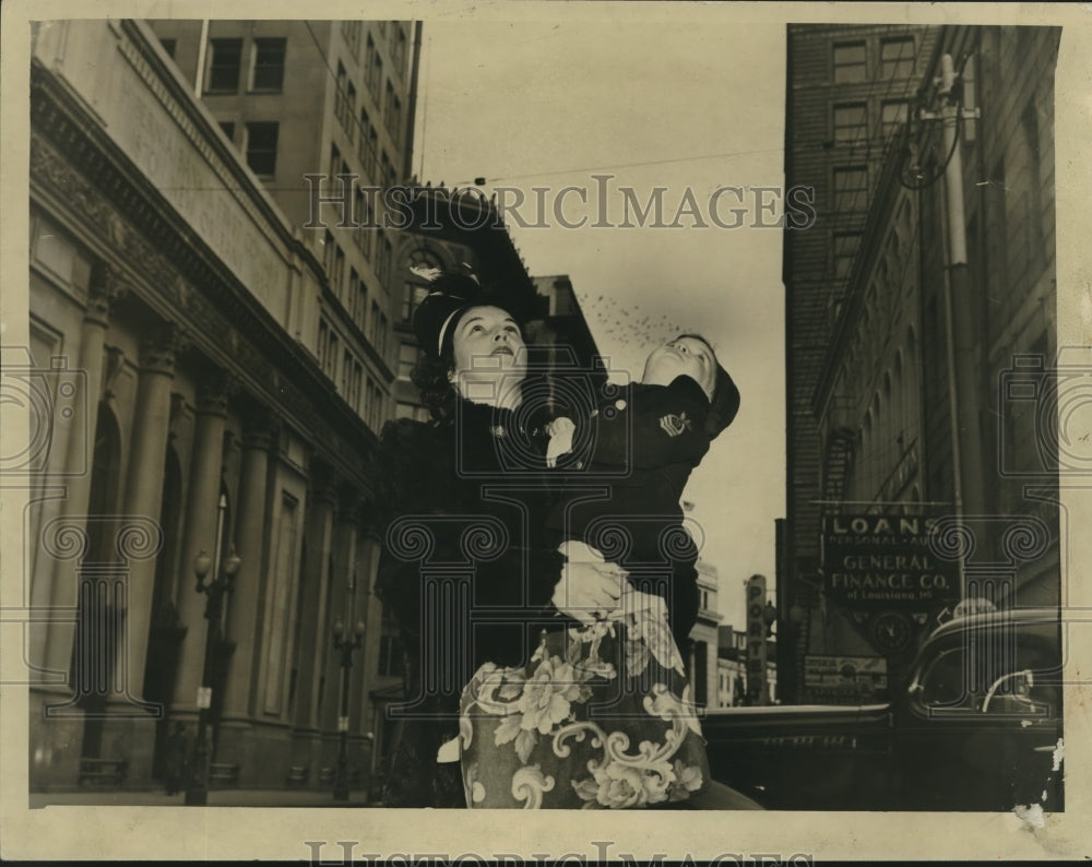 1942 Press Photo Mrs. Fowler &amp; son Ron on Washington look at sky - nox21189