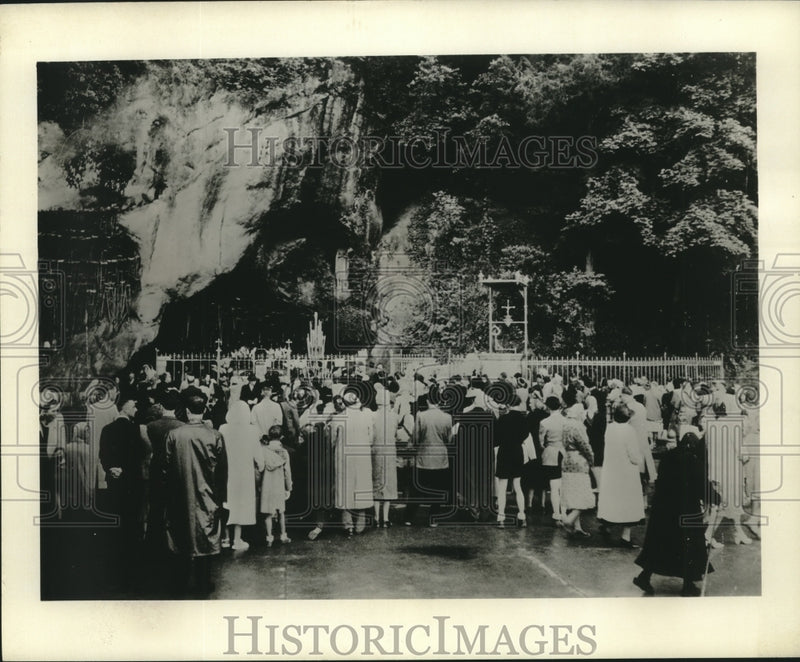 Load image into Gallery viewer, 1958 Press Photo Pilgrims assemble at Miraculous Grotto in Lourdes for Mass
