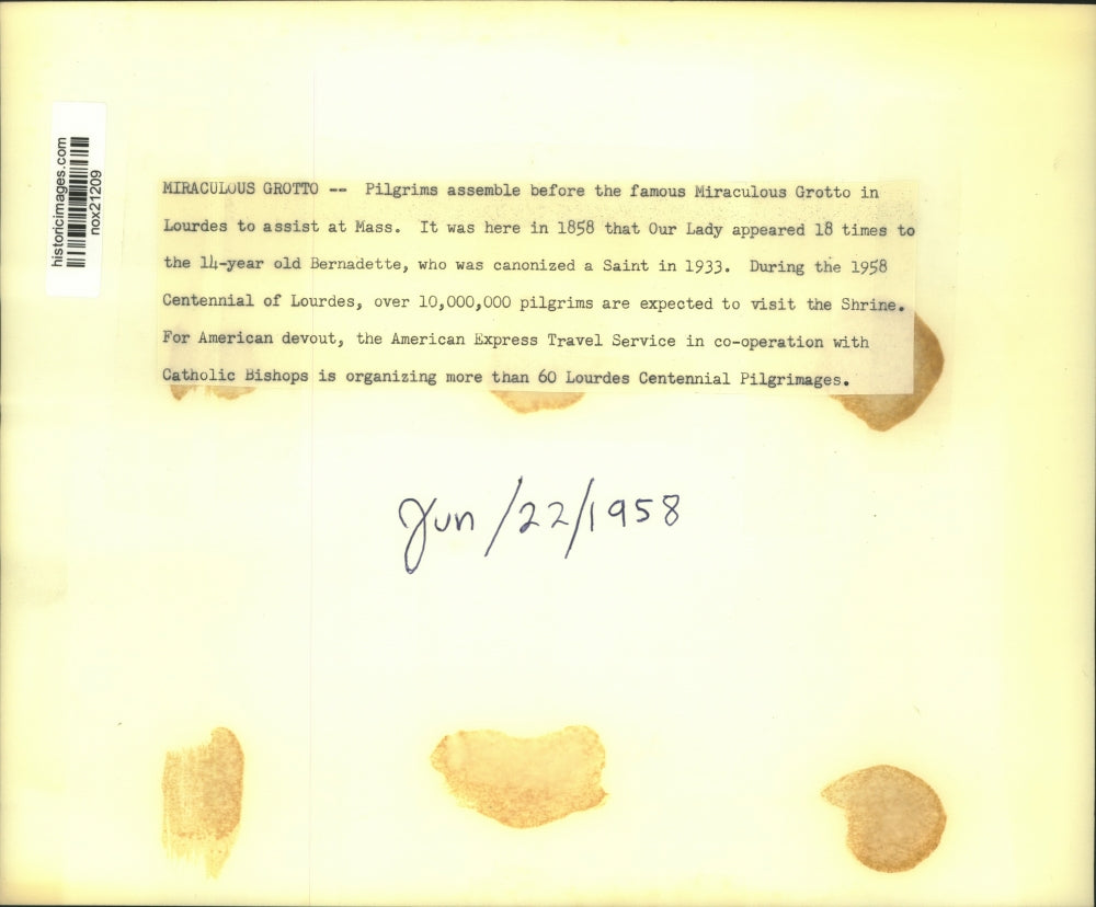 1958 Press Photo Pilgrims assemble at Miraculous Grotto in Lourdes for Mass