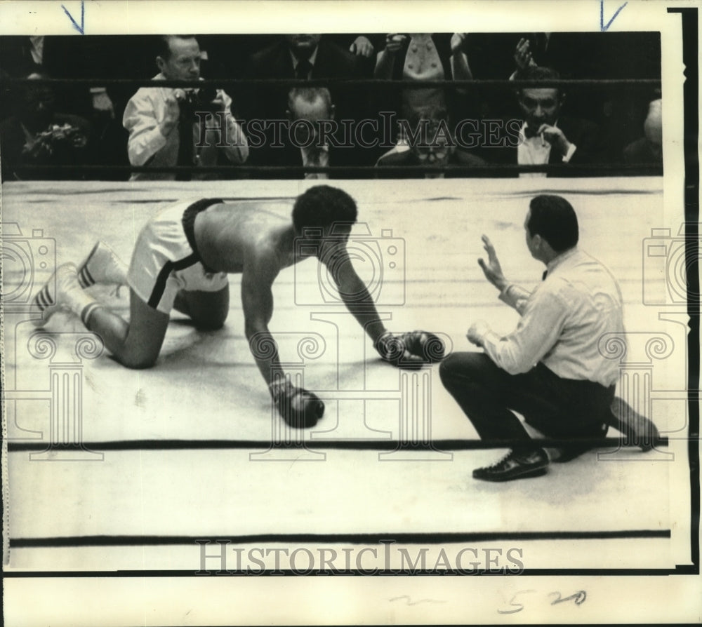 1990 Press Photo Jimmy Ellis is down as referee Tony Perez gives him the count.- Historic Images