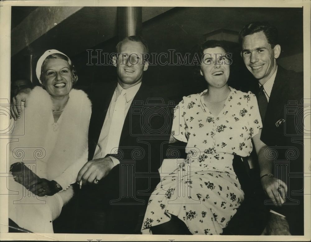 1967 Press Photo Detroit Tigers Goose Goslin &amp; others at Miami night spot